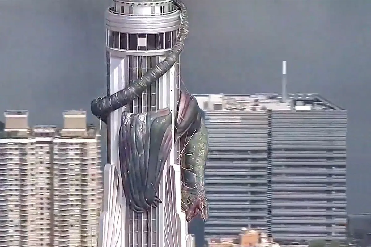 Grote draak op Empire State Building in New York, promo voor House of The Dragons