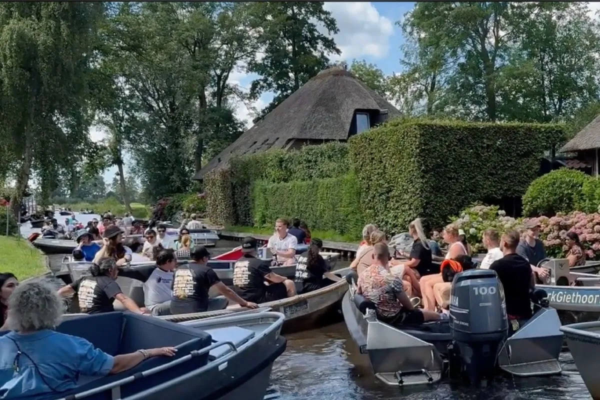 Met zijn allen gezellig naar Giethoorn? Minder leuk dan je denkt