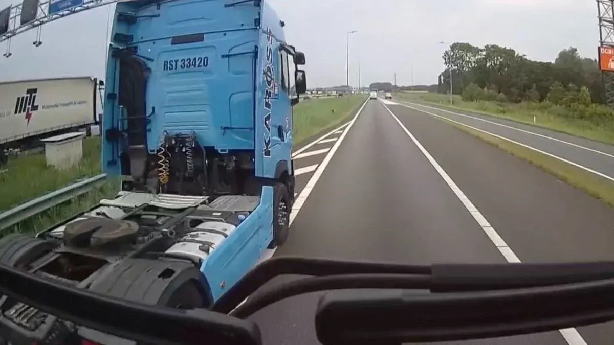 Vrachtwagenchauffeur belt met zijn vrouw en legt momentje vast op de A16 tussen Dordrecht en Breda