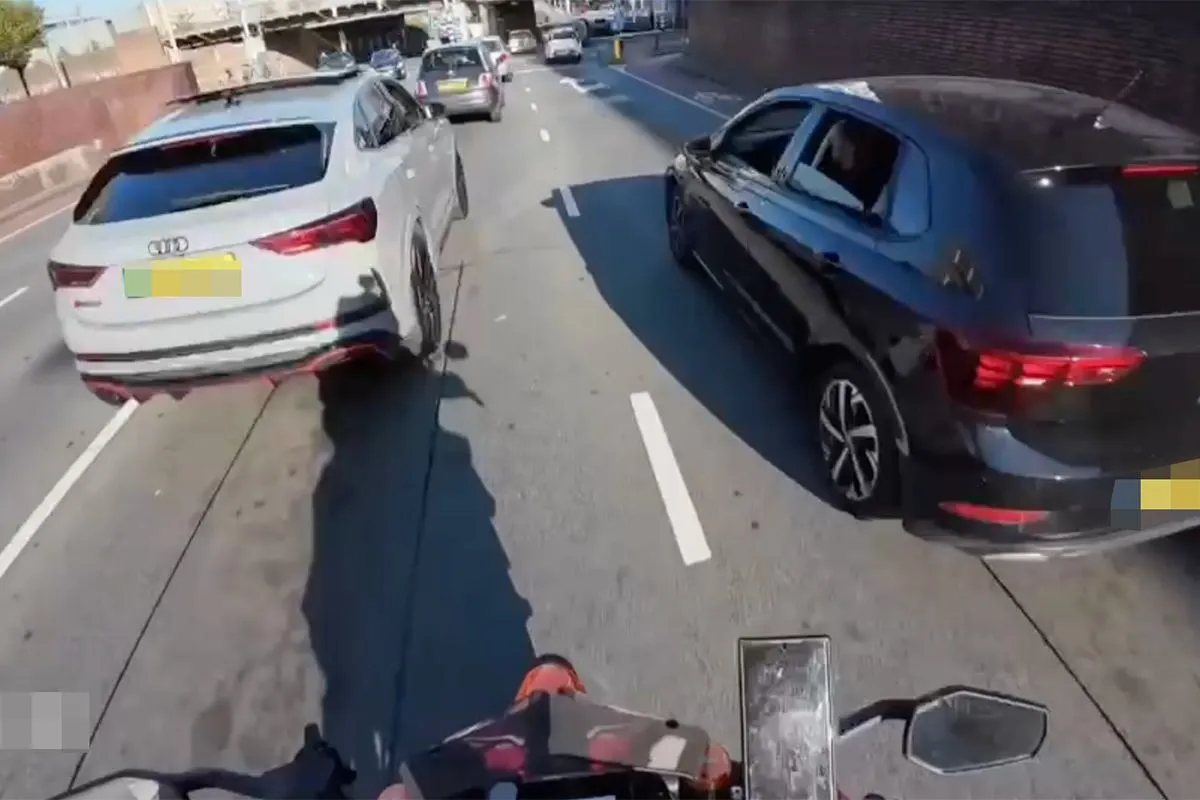 Politie pakt hopelijk rijbewijzen af na race tussen Audi RS Q3 en KTM in Den Haag