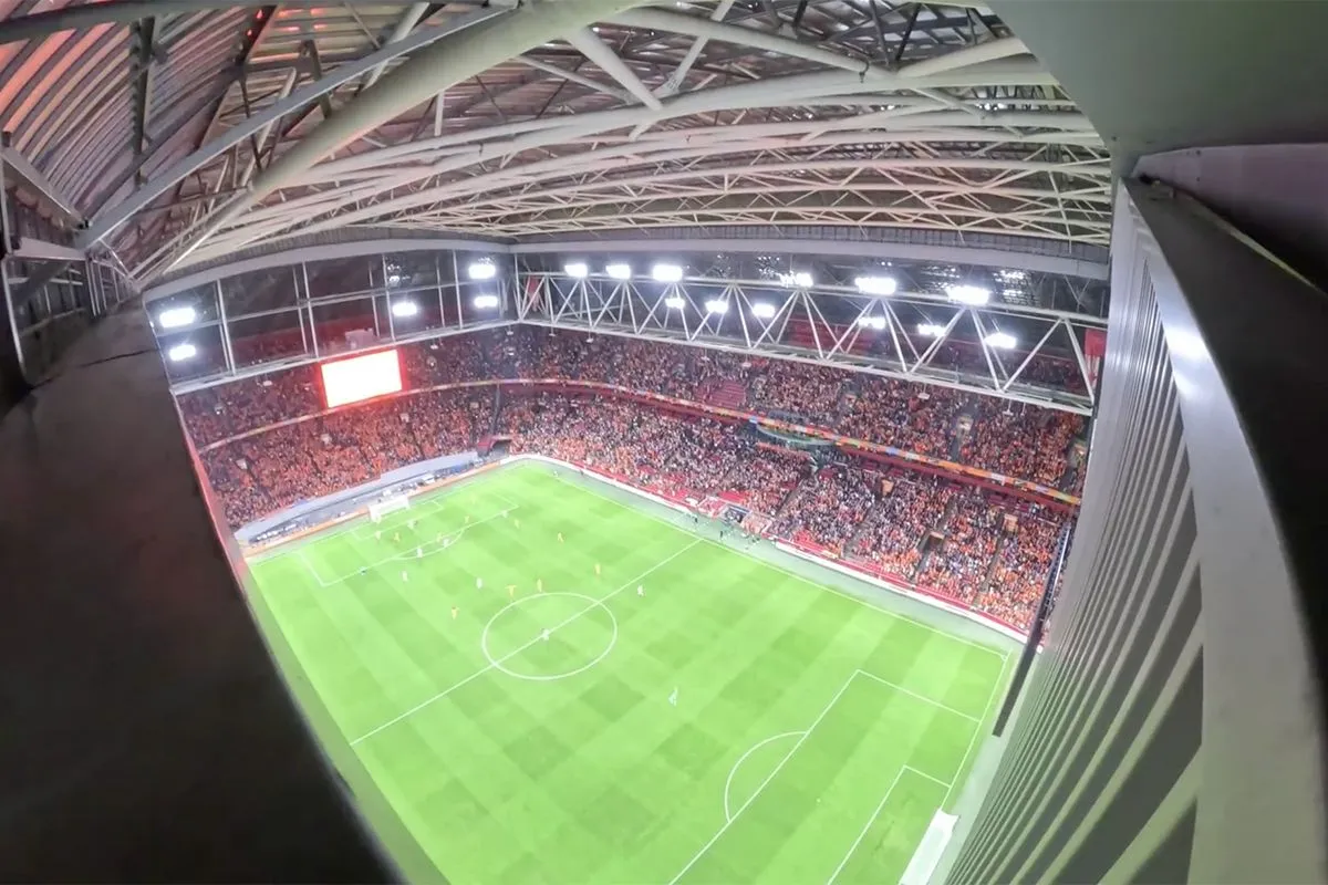 Mannen beklimmen Johan Cruijff Arena tijdens wedstrijd van Nederlands Elftal