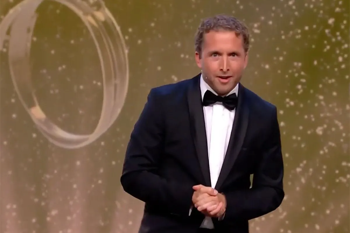 Peter Pannekoek doet 'roast' van Johan Derksen tijdens Televizier-Ring Gala 2024