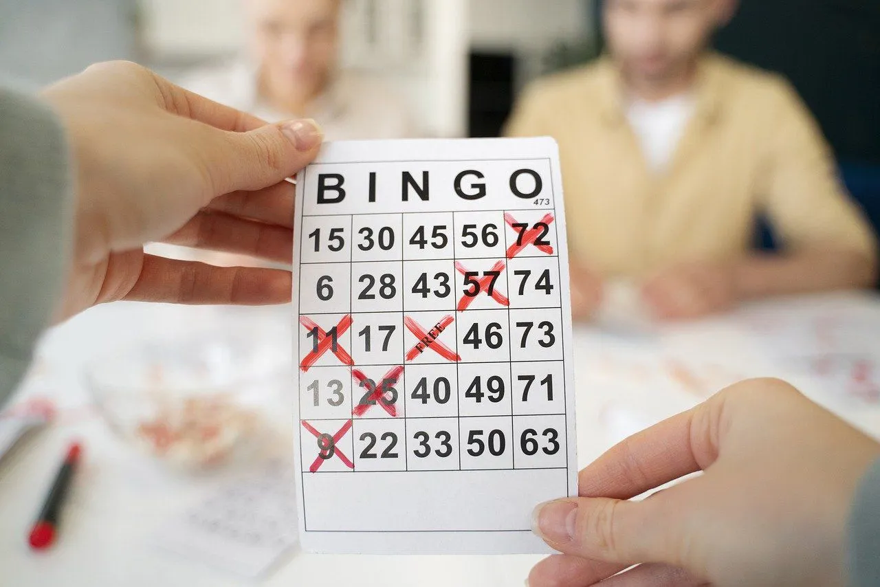 Geswaffelde dame en stoute Piet hebben na onderonsje op Stoute Pieten Bingo nummers uitgewisseld