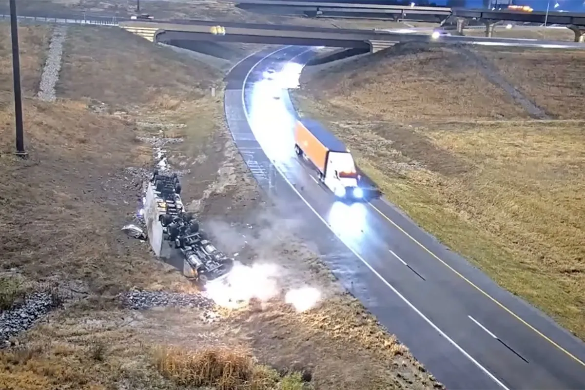 Truck vliegt uit de bocht en het duurt lang voordat iemand stopt