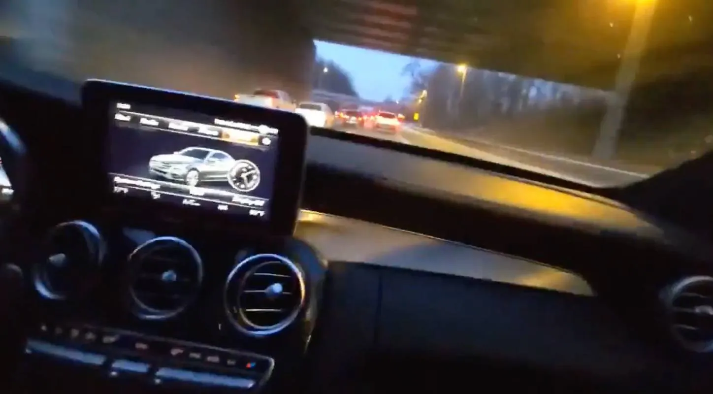 Met één hand sturen mislukt, crash op Instagram