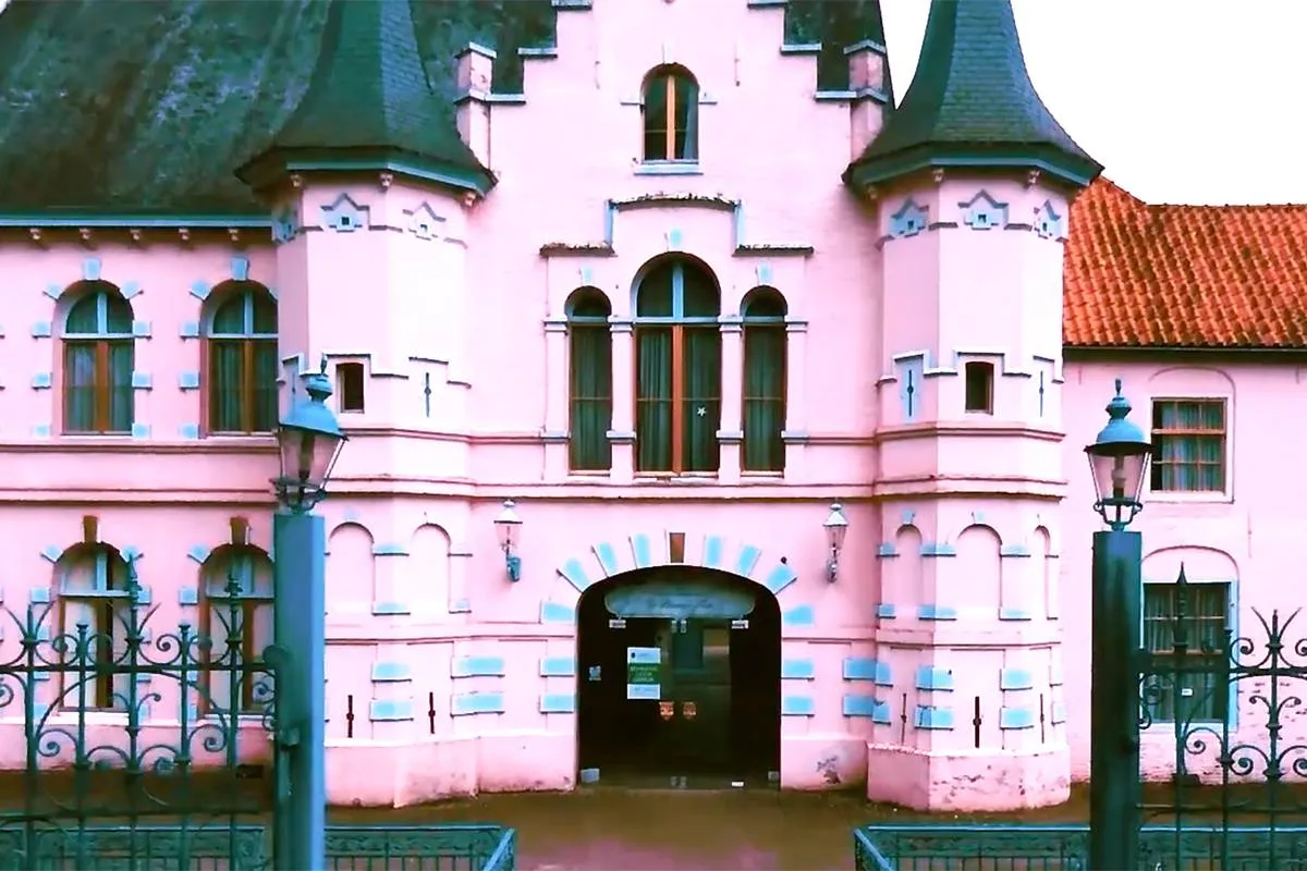 thumb vk politie betrapt twee urban explorers in roze kasteel van land van ooit en geeft hoge boete
