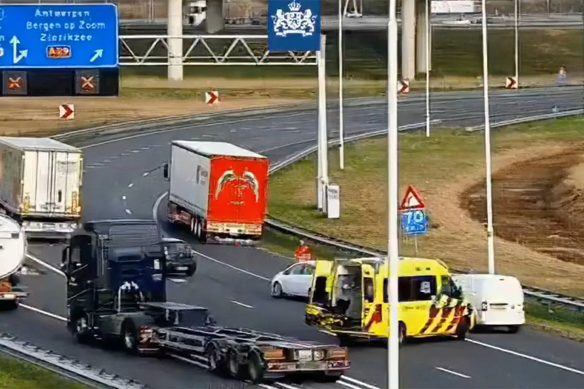Auto’s razen voorbij ambulancepersoneel op snelweg