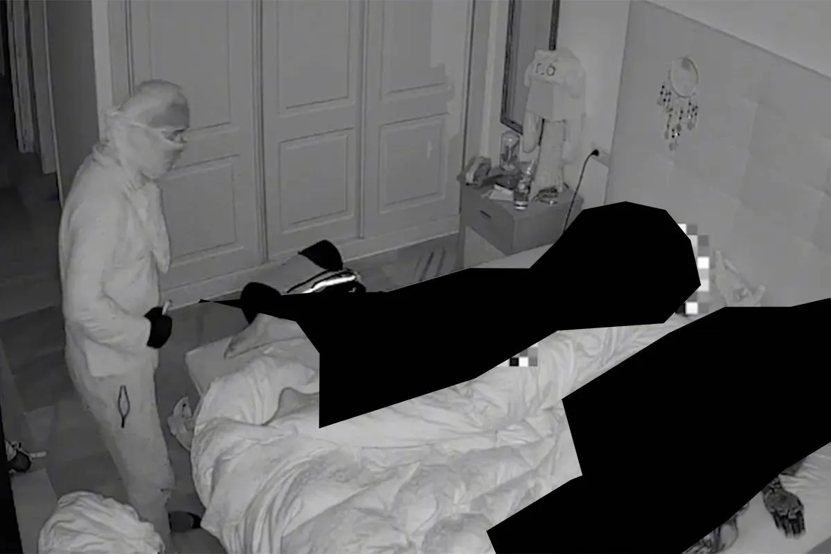 thumb_vk_Gluurgriezel_breekt_s_nachts_in_en_focust_op_naakte_vrouw_in_bed