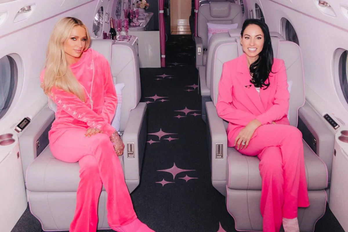 Paris Hilton heeft een nieuw vliegtuig en die is echt zo roze als je denkt