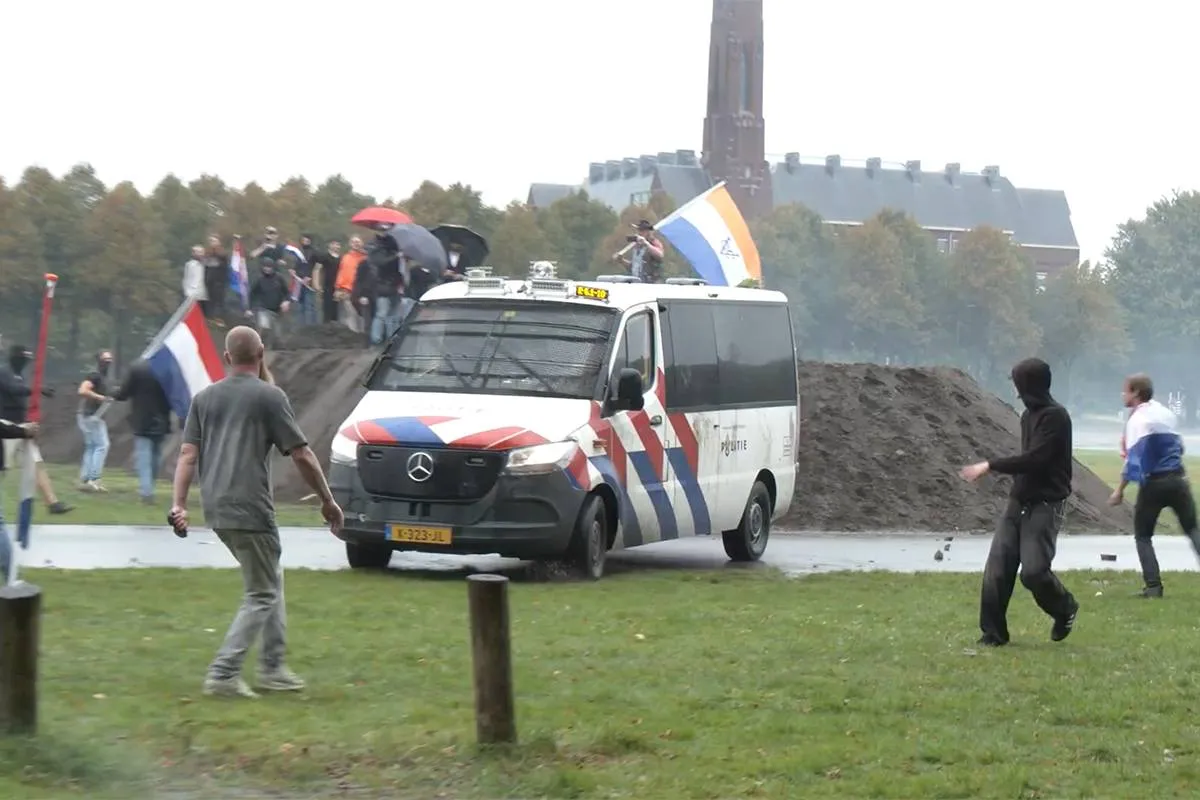 Bender filmt hoe Haagse AZC-demo volledig ontspoort