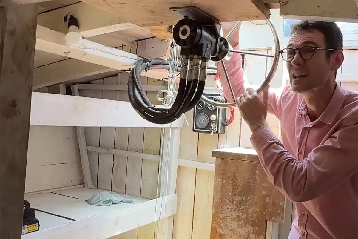 Journalist neemt kijkje in ‘narco-onderzeeër’, bedoeld voor reis naar Europa