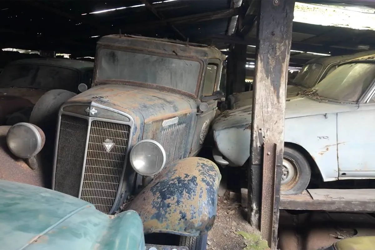 thumb_vk_Nederlandse_avonturier_vindt_schuur_met_verlaten_autos_in_Portugal