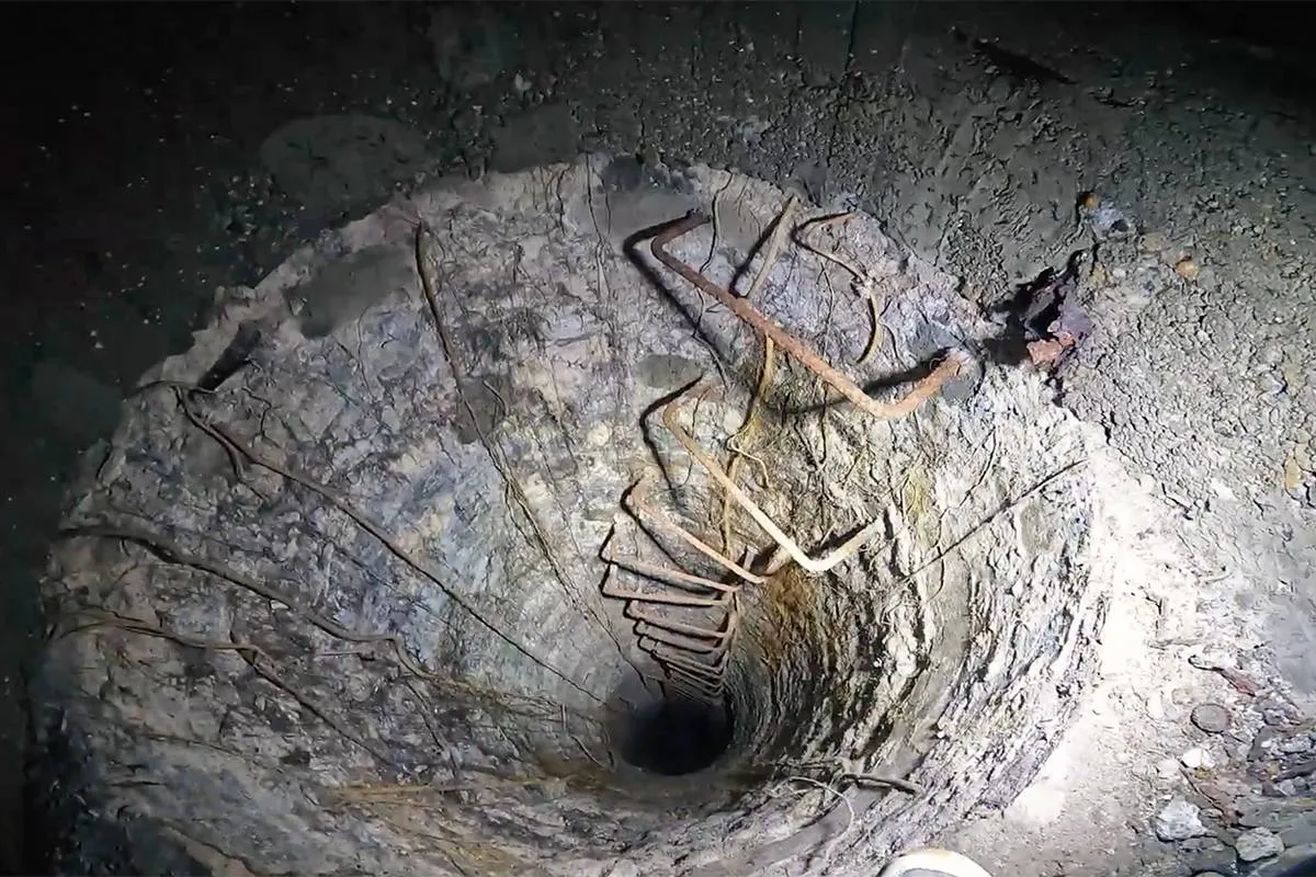 thumb_vk_Vloggers_kijken_binnen_in_vliegfabriek_WO_II