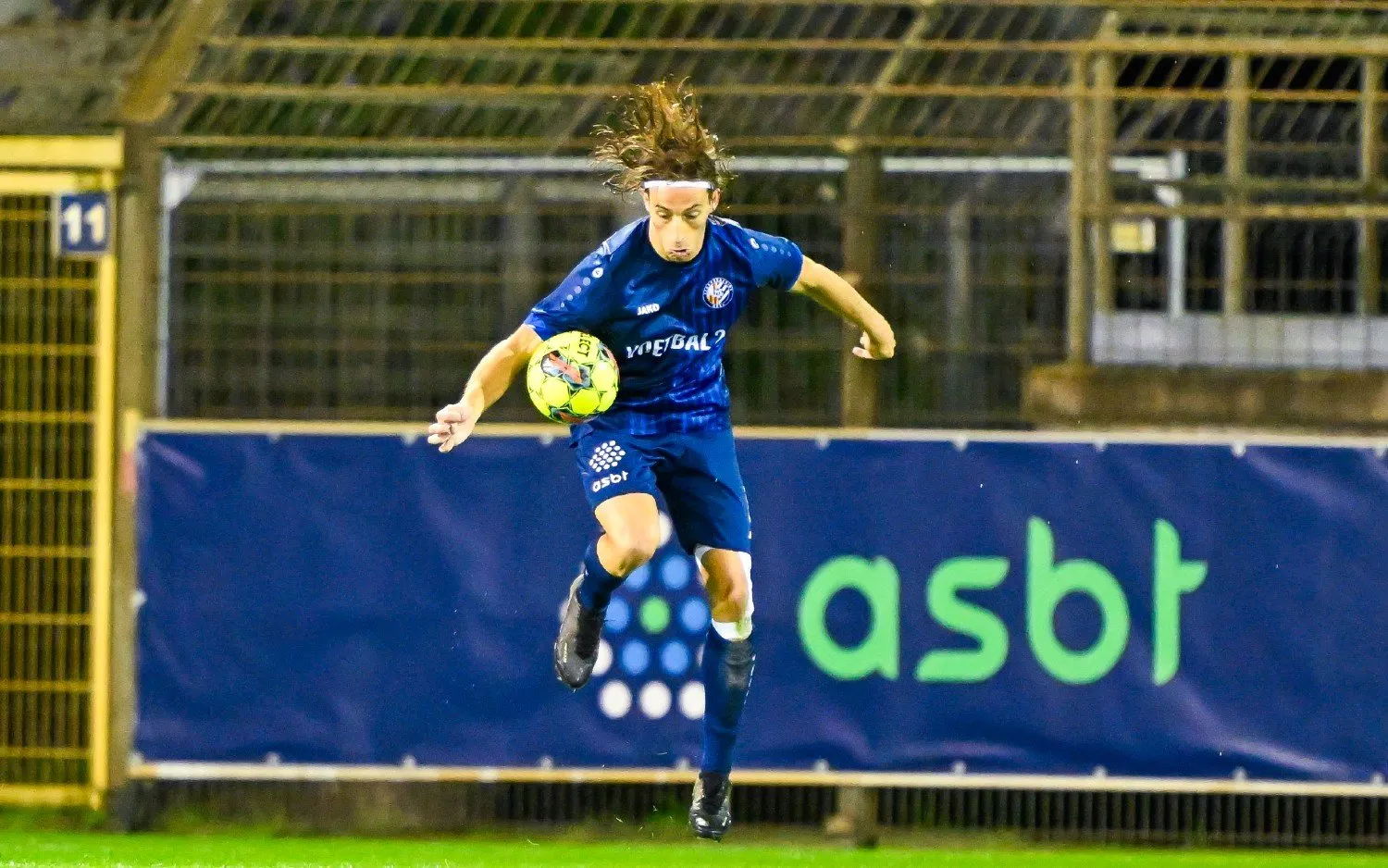 241012verbroederinggeeltempooverijsetoonopdekamp