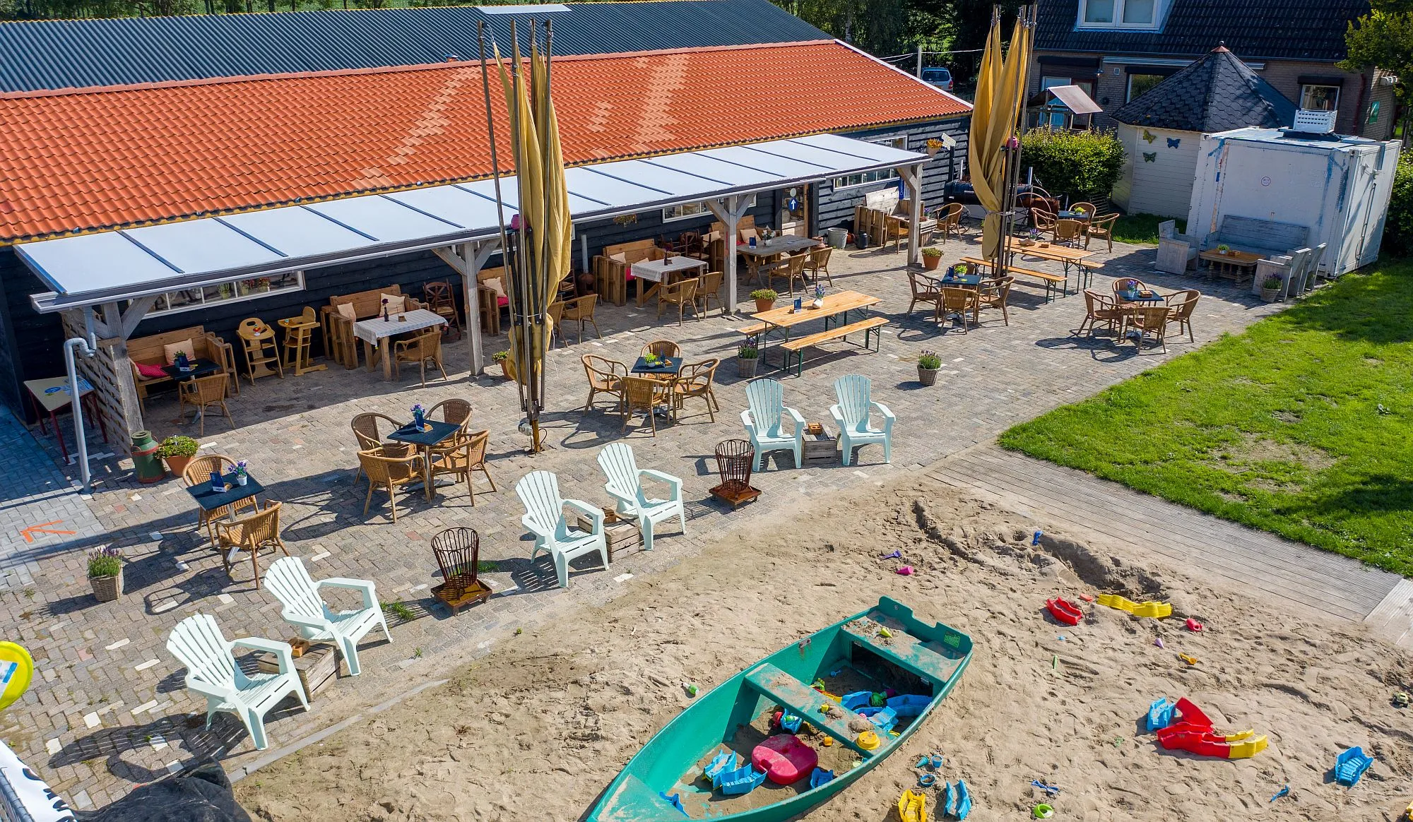 bovenaanzicht terras en zandbak waleuk waalwijk dji 0798 hdr