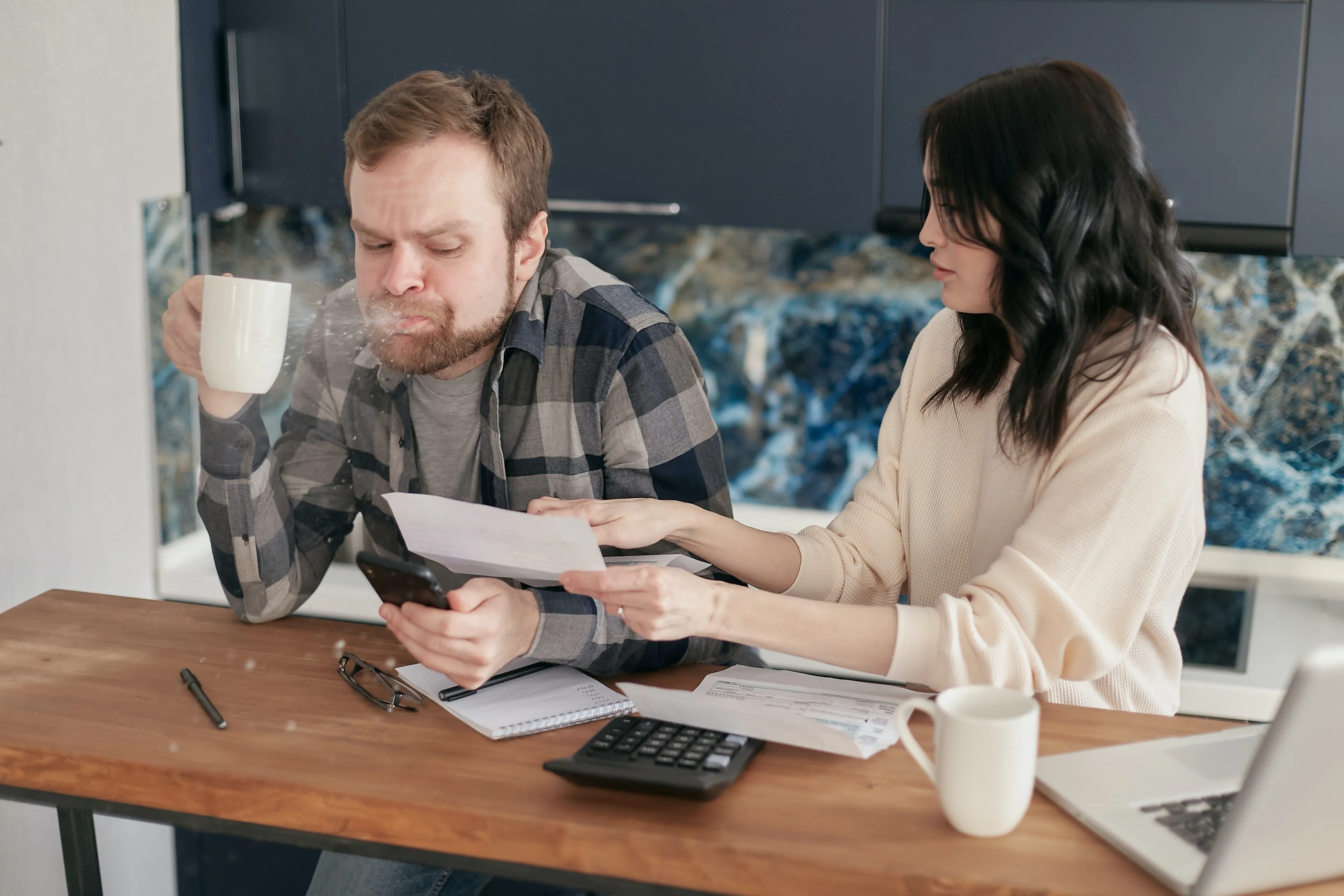 financieel zaken belasting btw man vrouw stel administratie schrikken proesten drinken