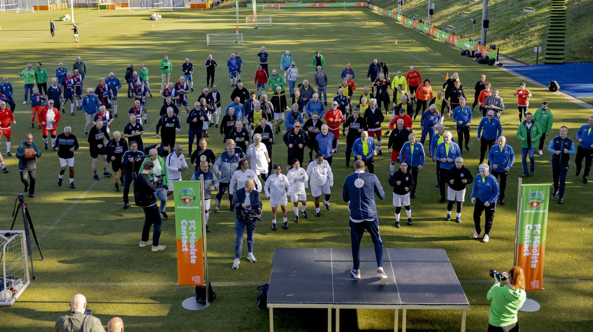 Arnold Vanderlyde inspireert Maluku Oldstars met unieke warming-up bij KNVB