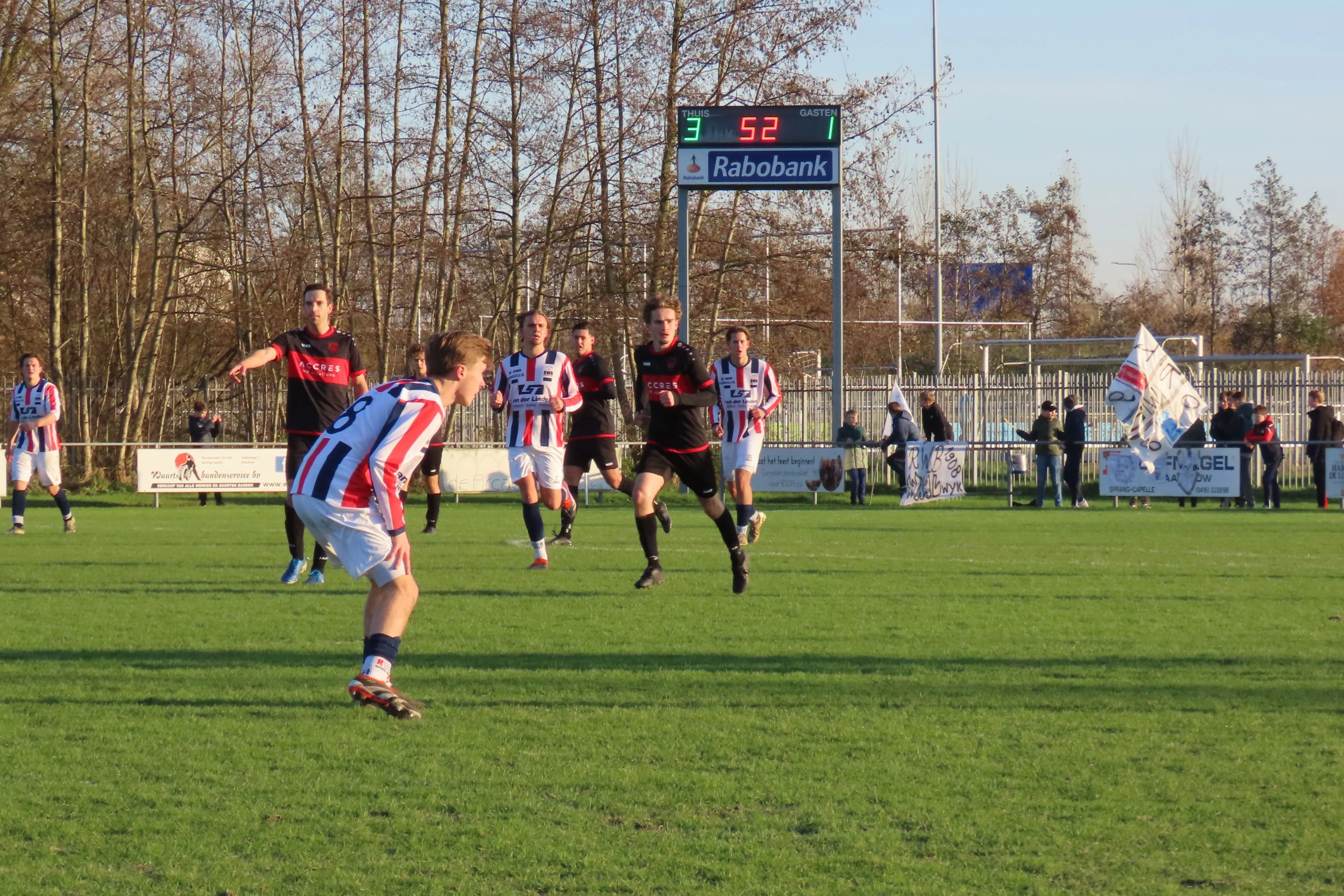 R.W.B. blijft door winst op BES in het spoor van de koplopers