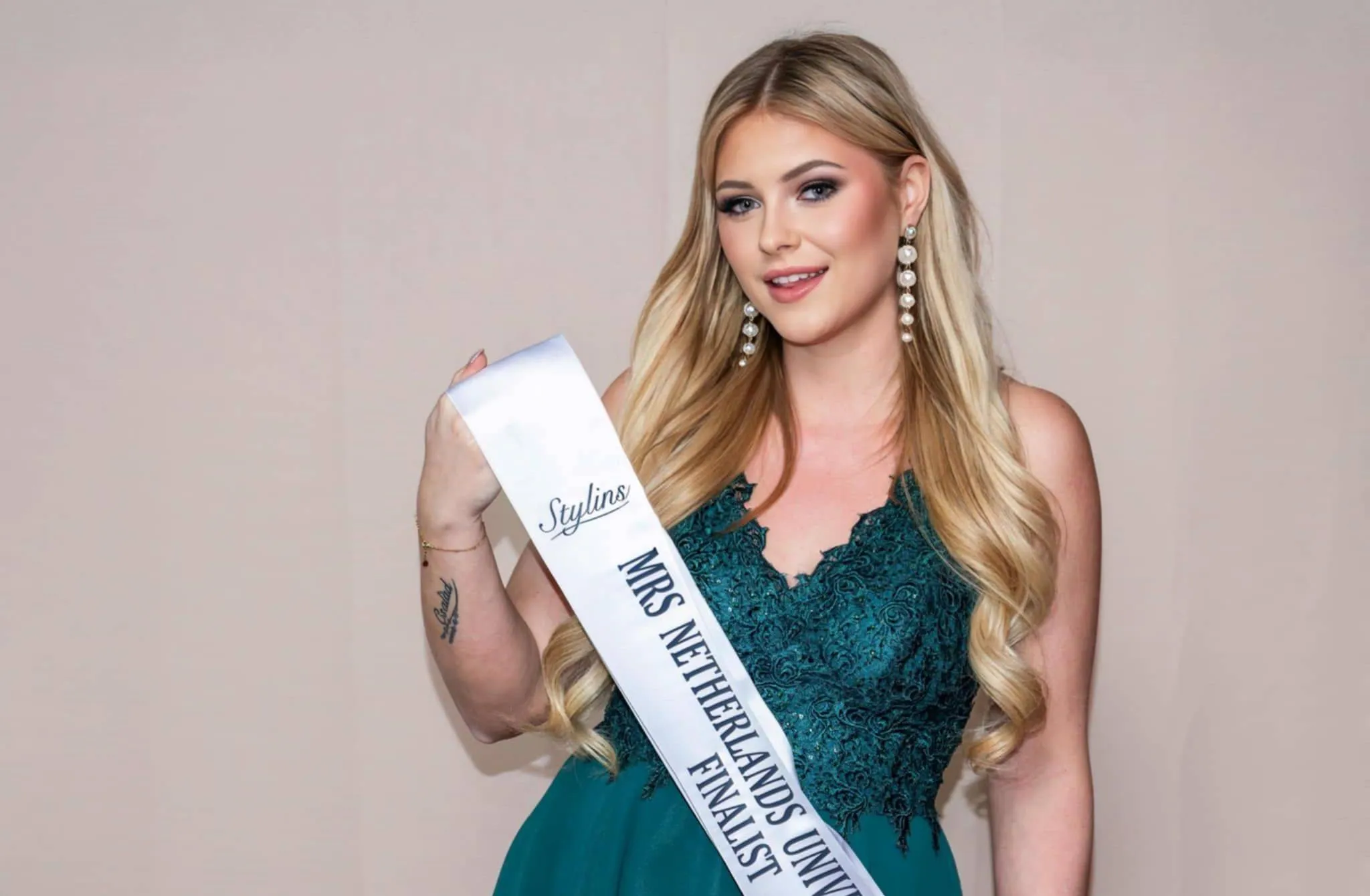Kaya Boogaarts uit Sprang-Capelle strijdt als finaliste Mrs Netherlands Universe tegen huiselijk geweld
