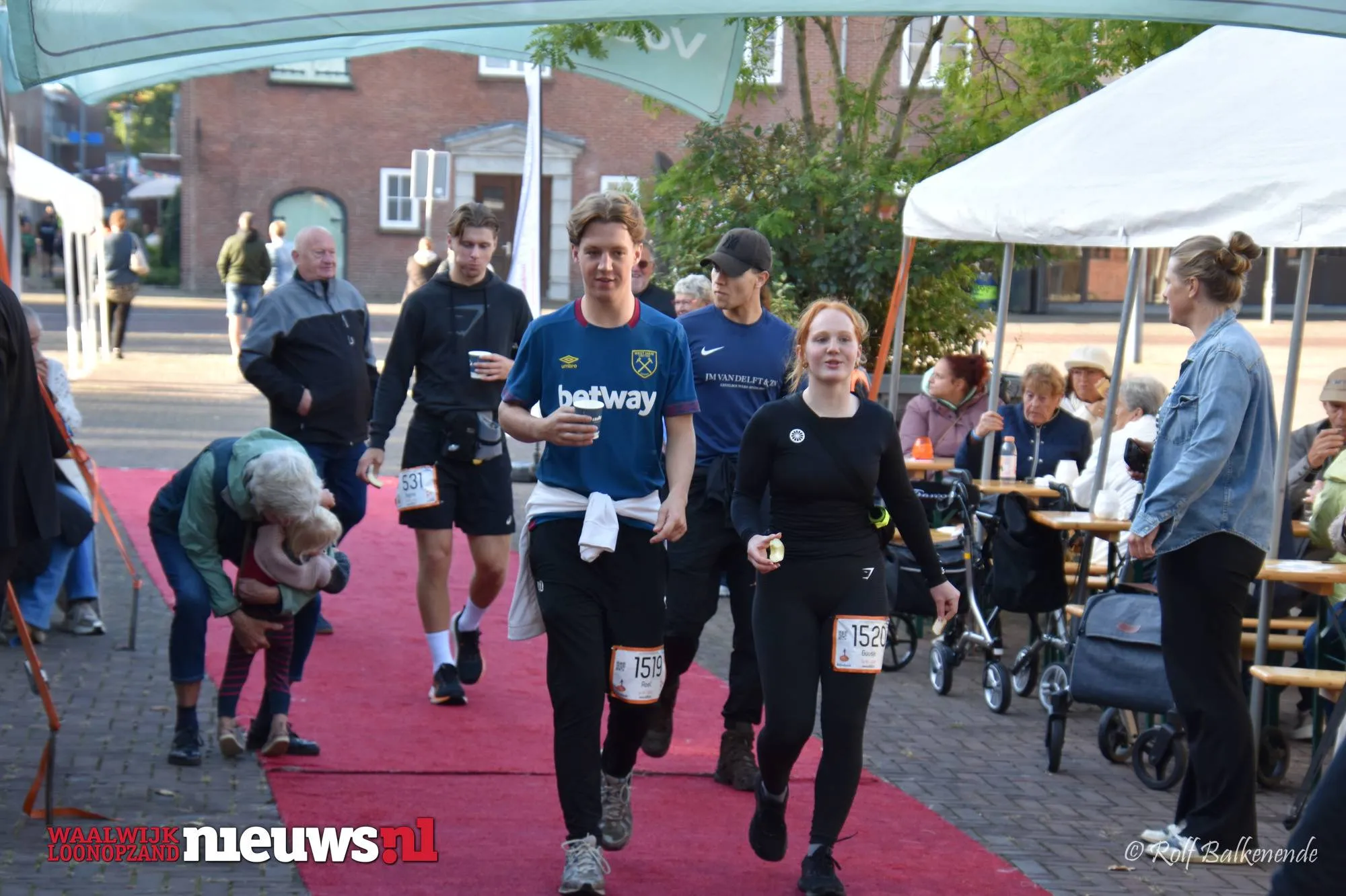 Anton Pieckplein Kaatsheuvel kleurt feestelijk voor de 80 van de Langstraat (139 foto's)