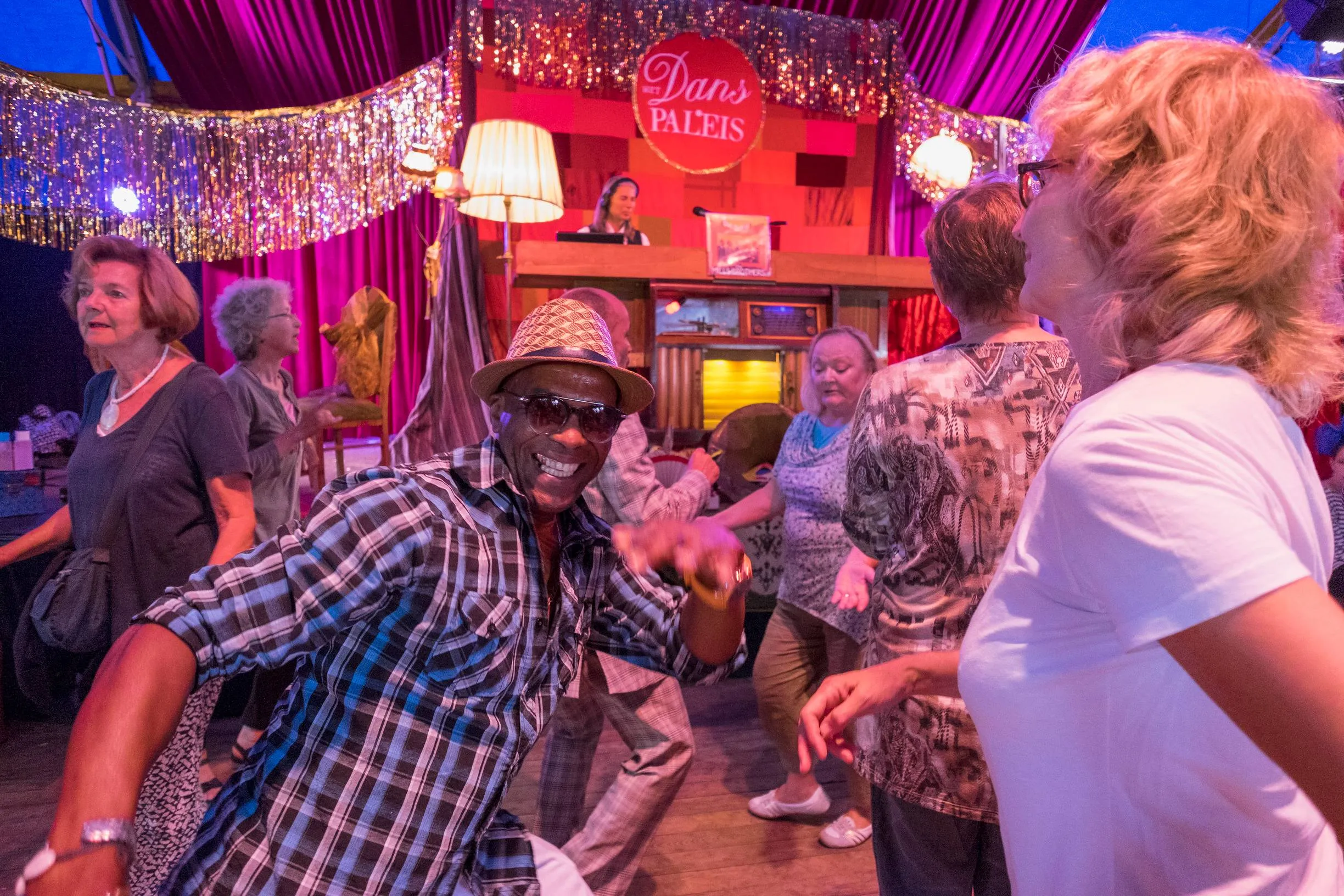 Dansmove-man-zonnebril-Danspaleis-©Herman-Wouters-300x200