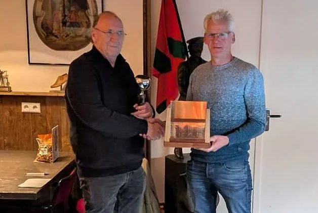Andre de Vaan (links) winnaar beker verloren maandag