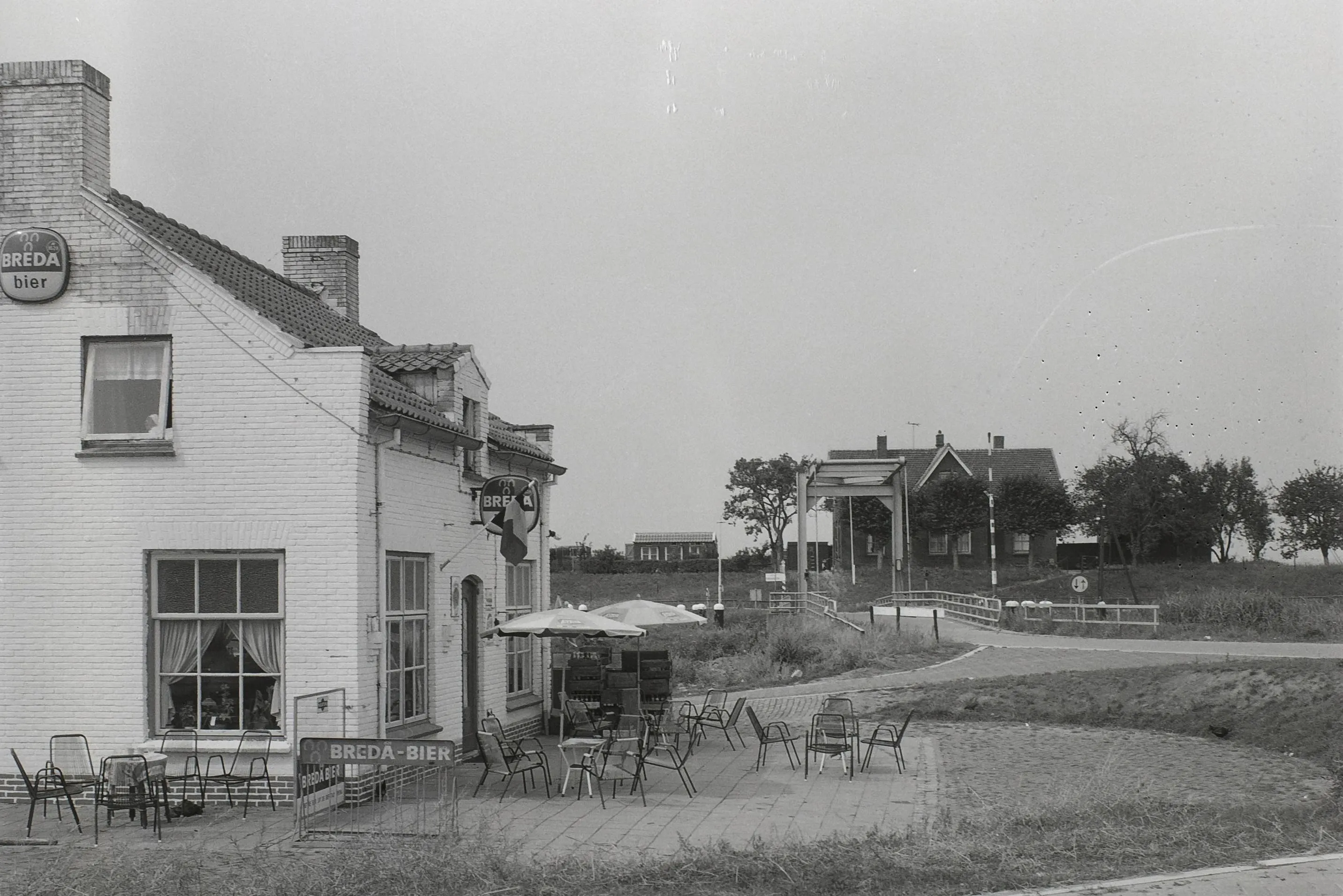 Café 't Baarsje aan de Sluisweg met op de achtergrond de oude ophaalbrug