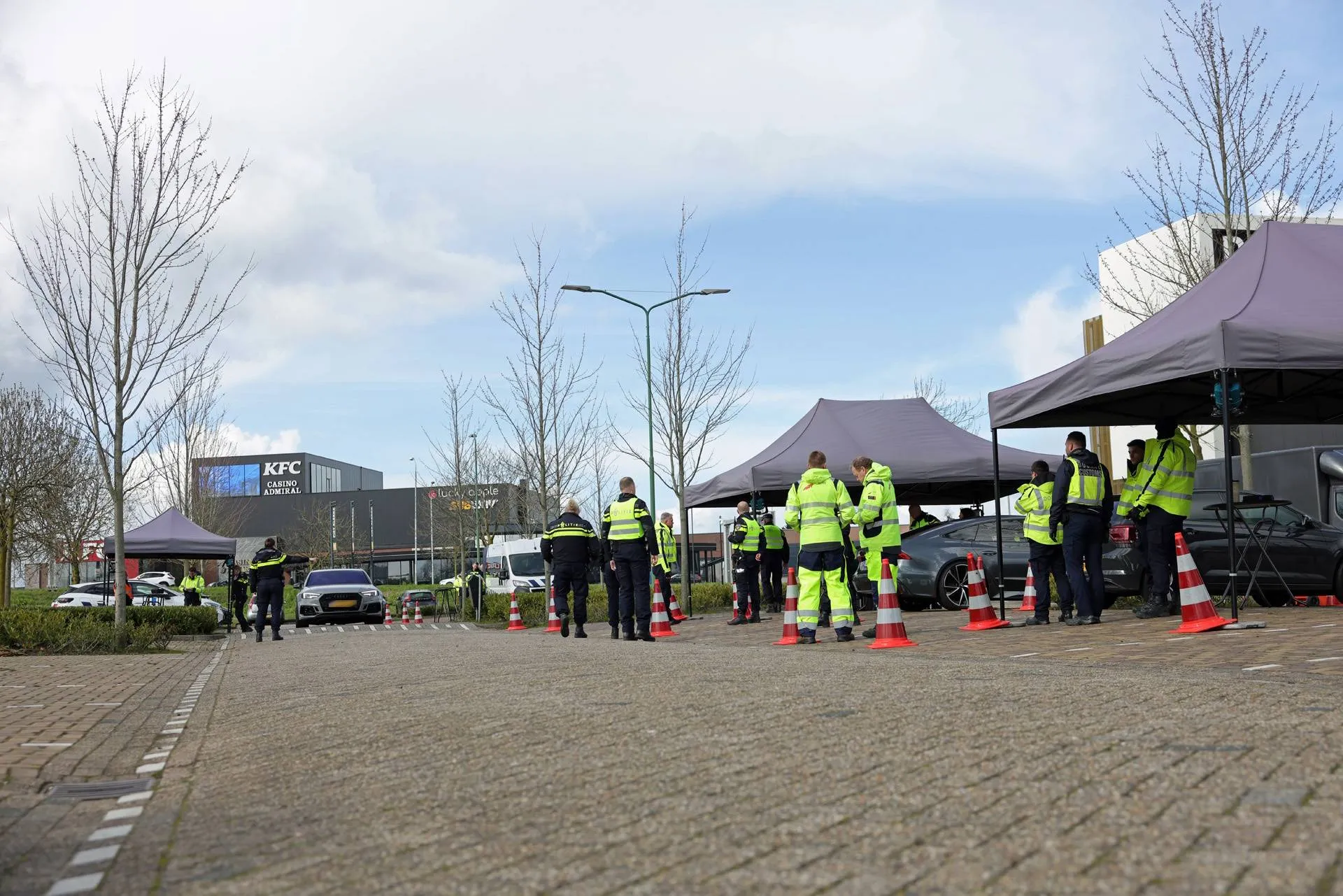 Politie en meerdere diensten controleren voertuigen op parkeerterrein bij Piet Klerkx Waalwijk