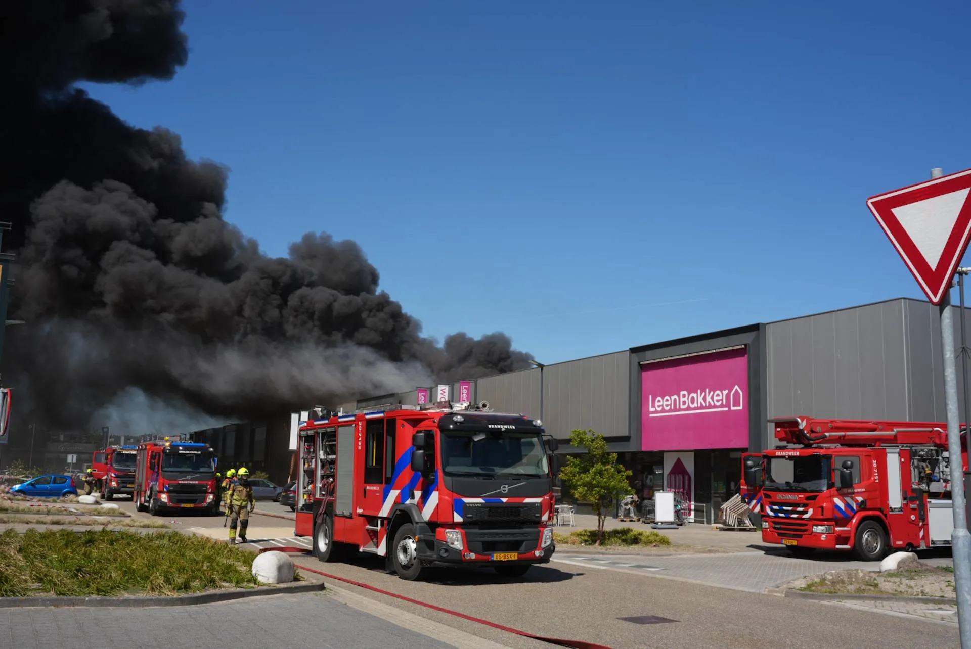 Grote brand op woonboulevard Waalwijk met flinke rookontwikkeling