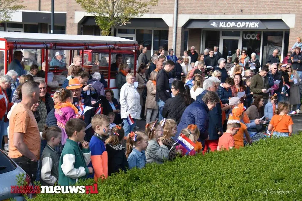 Oranjevereniging Wilhelmina viert Koningsdag met muziek, spellen en Sesamstraat Mini Show
