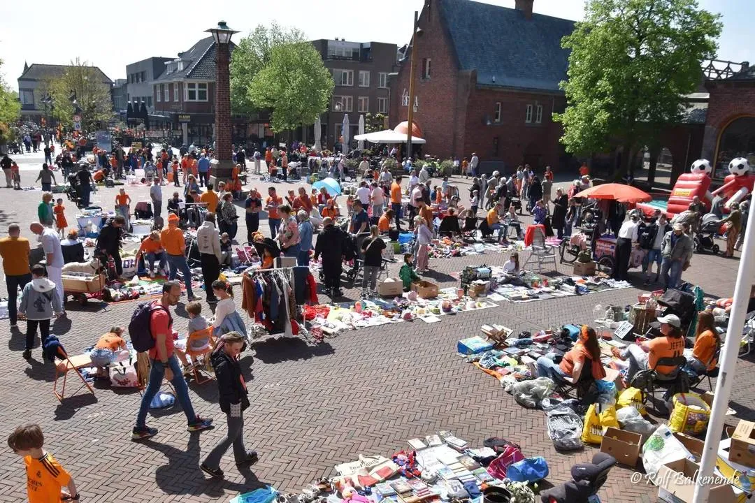 Koningsdag in Waalwijk met vrijmarkt, muziek en volop gezelligheid in het centrum