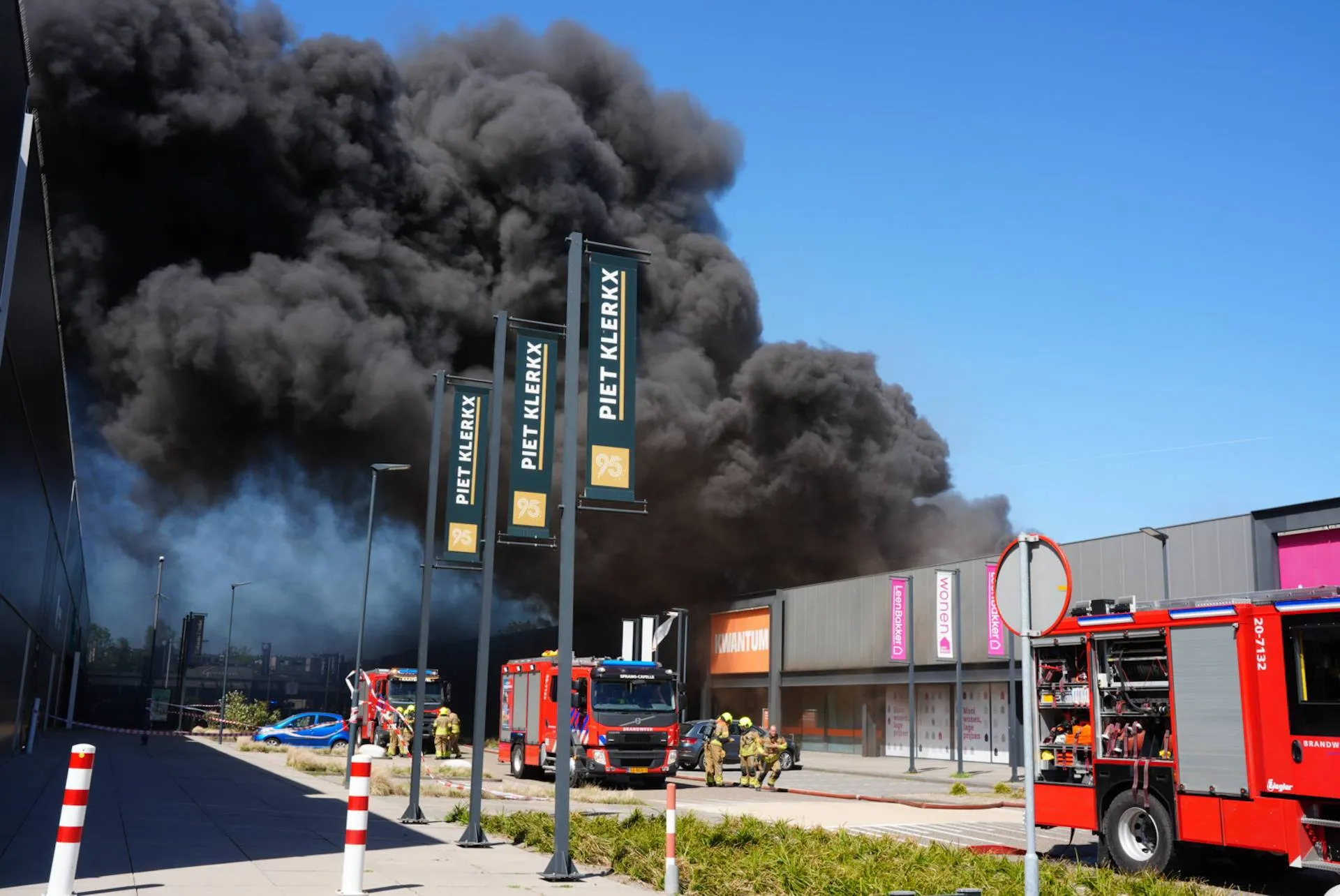 Grote brand op woonboulevard Waalwijk treft meerdere winkelpanden (update)