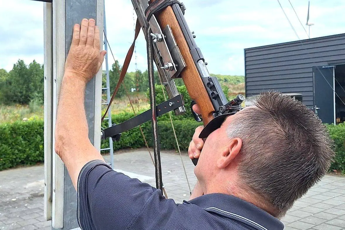 Een geconcentreerd schutter in actie bij het schieten op de wip