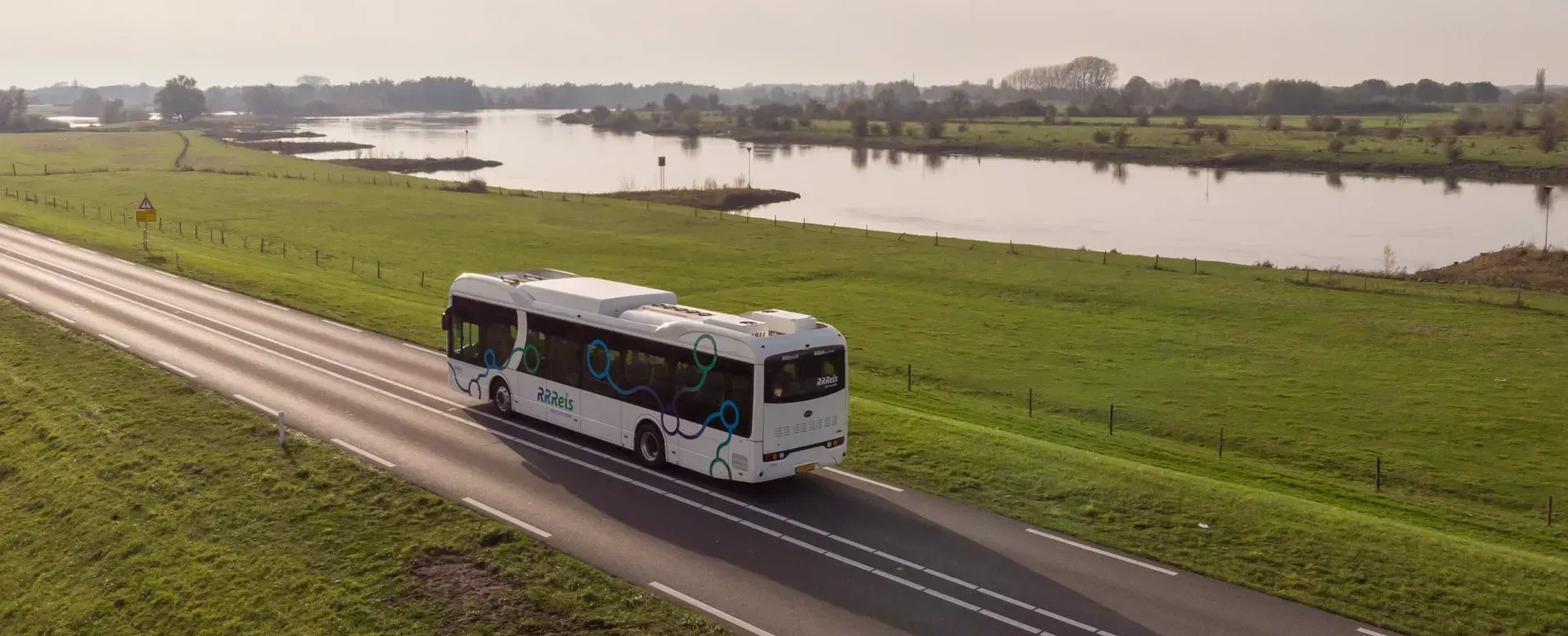 rrreis banner bus 77ef9d10 1920w