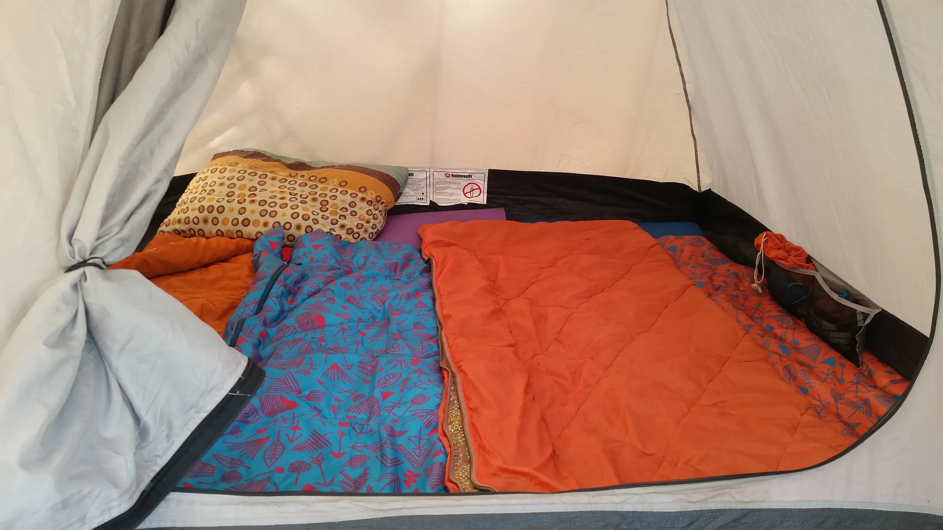 tent slaapzakken irharp via pixabay