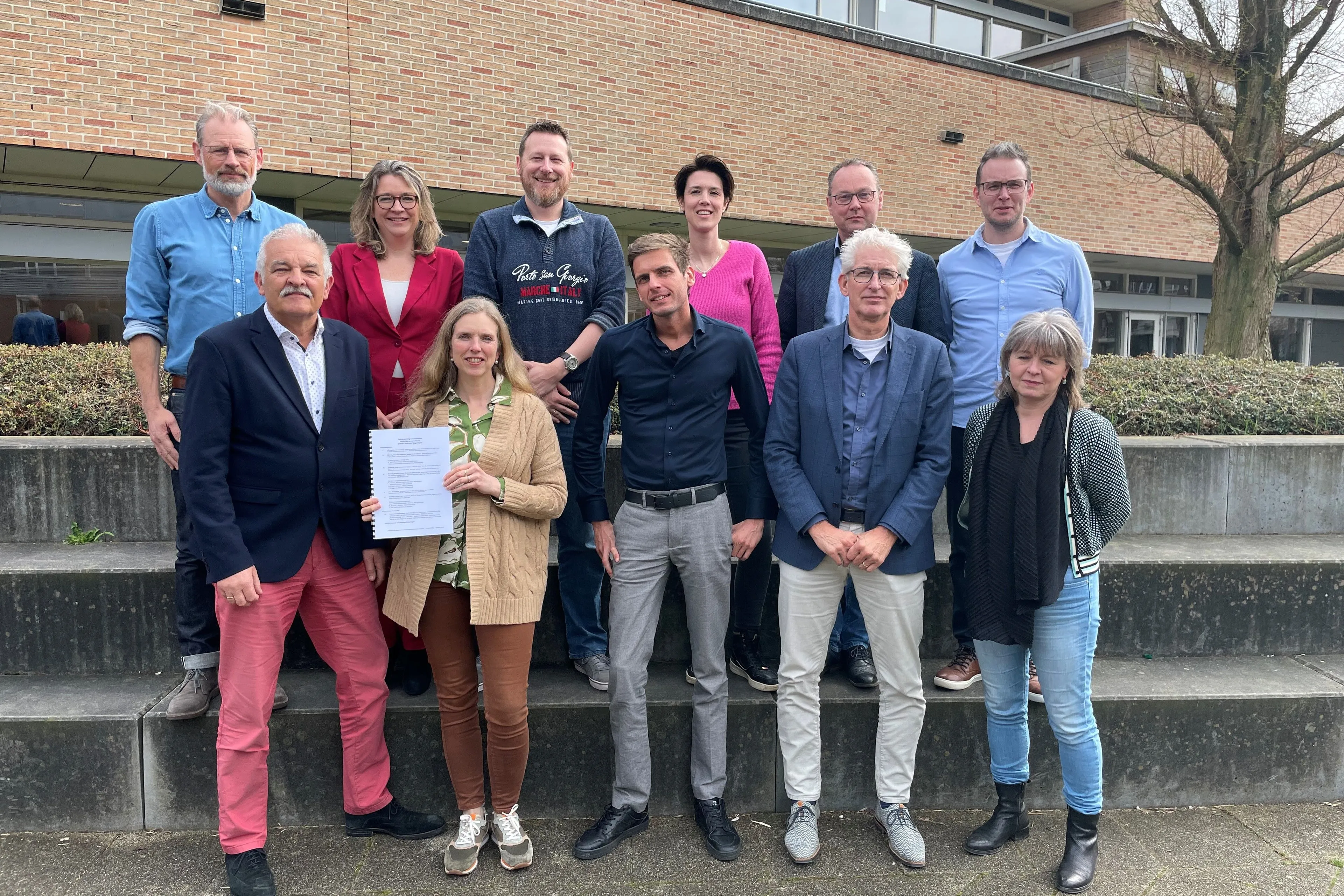 wethouder janssen en de basisschooldirecteuren