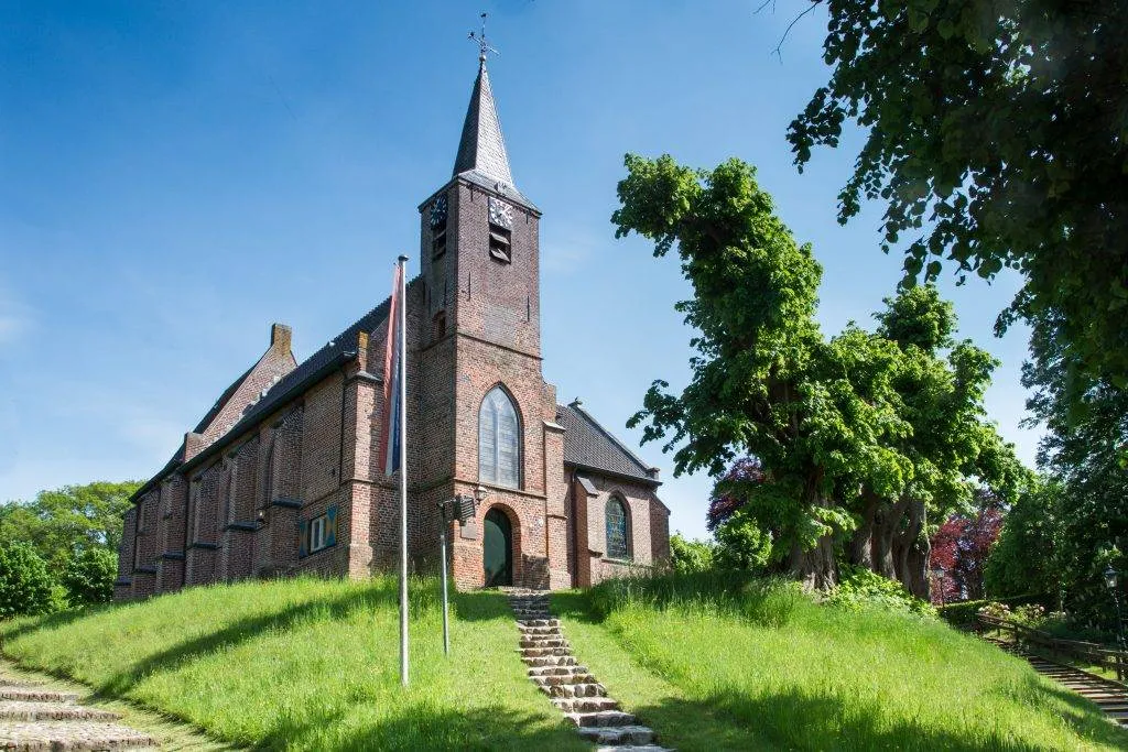 Kerkje op de heuvel Heelsum