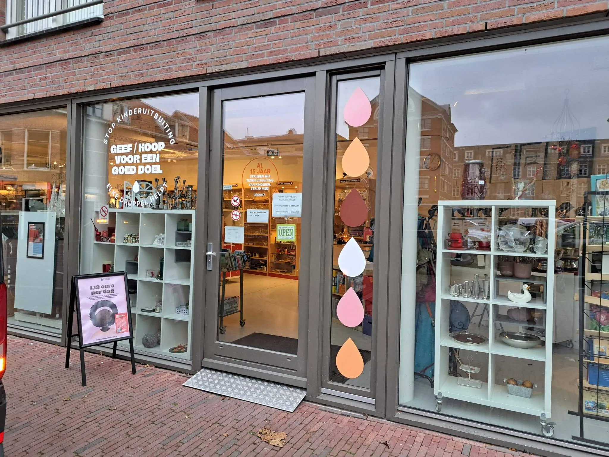 Foto gevel Terre des Hommes winkel Wageningen