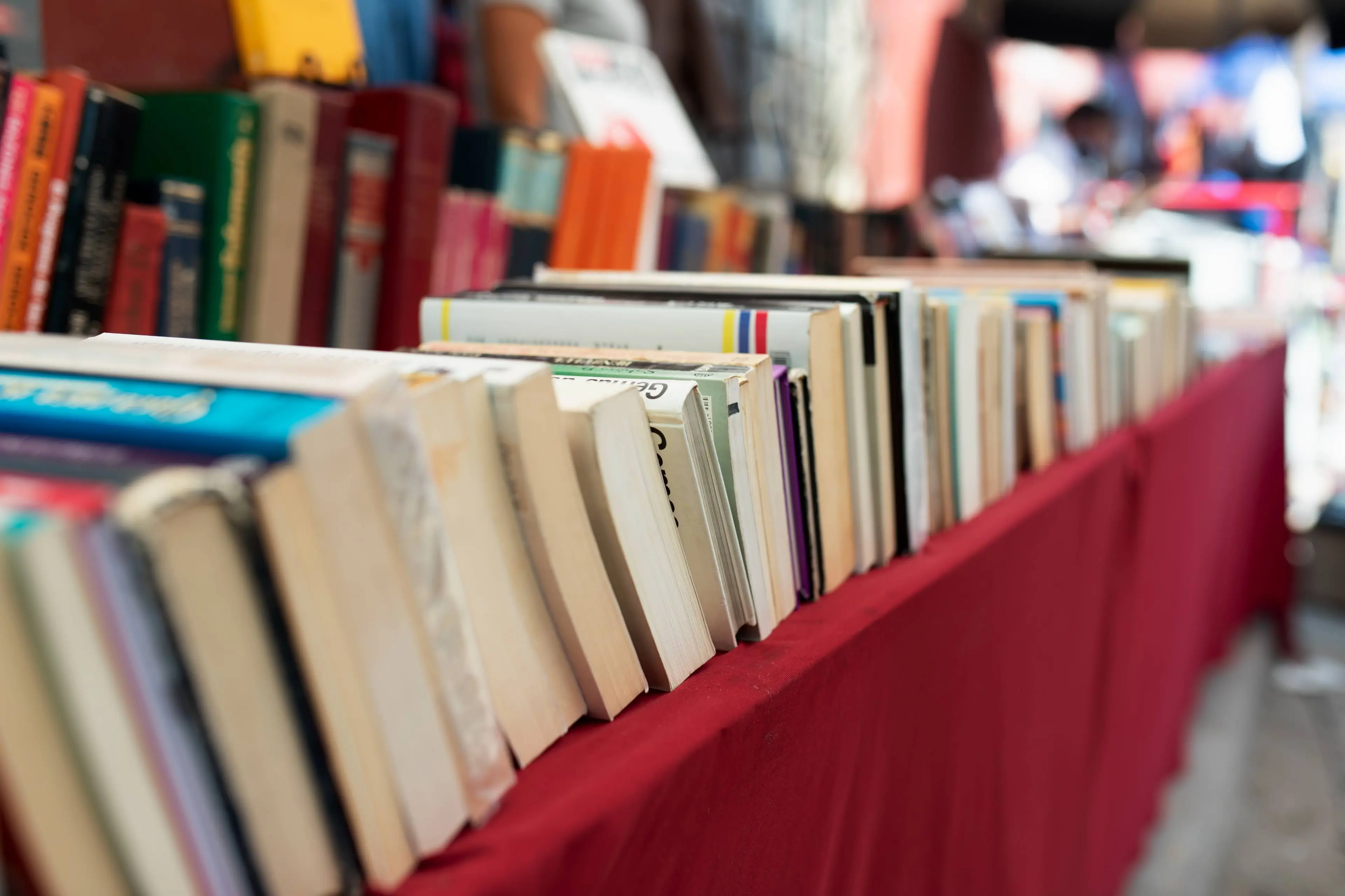 old-books-arrangement-second-hand-market (1)