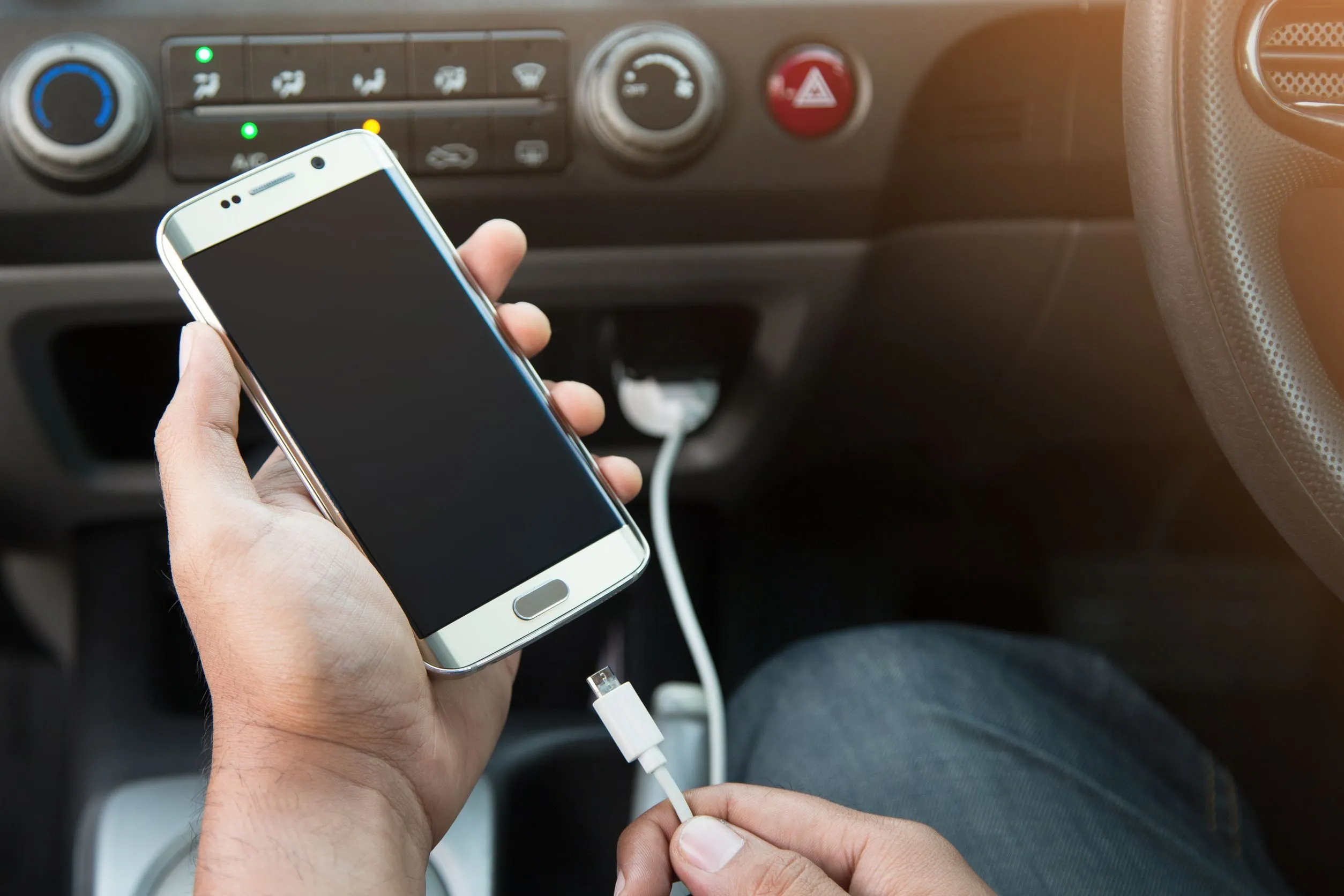Waarom je je telefoon nooit moet opladen in een huurauto