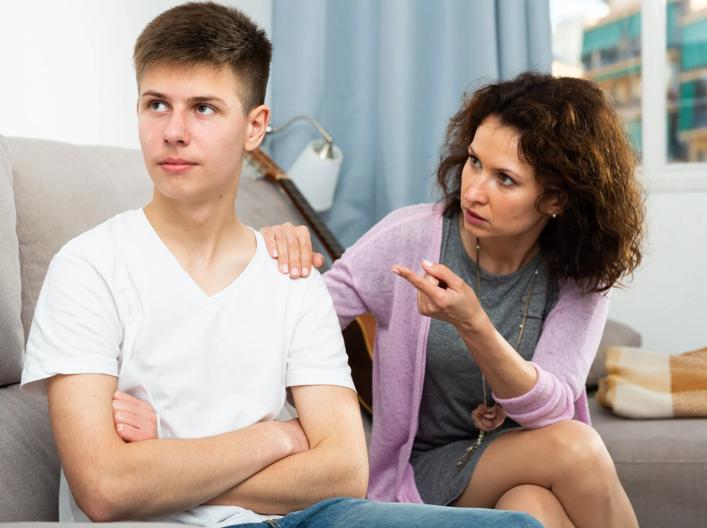 Kinderen luisteren extra goed naar mama's stem, pubers juist niet