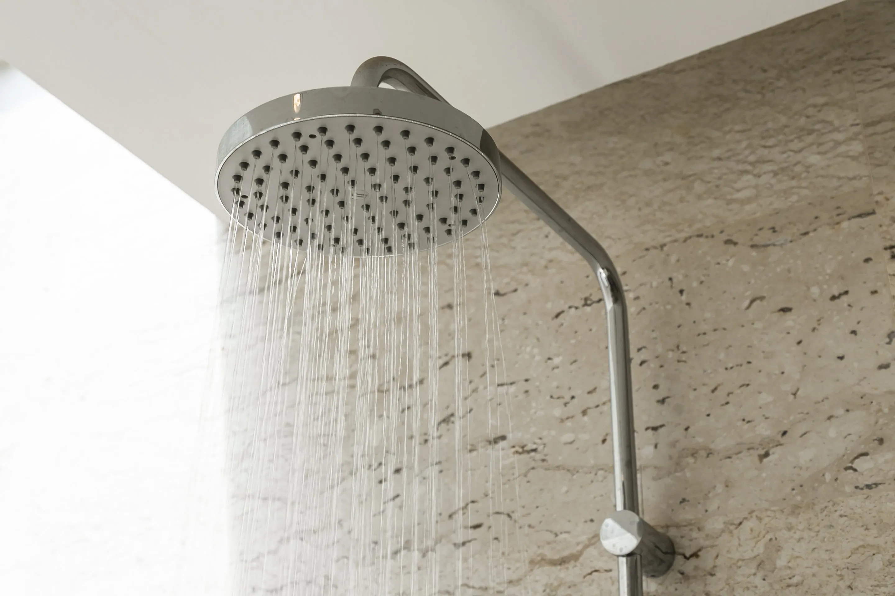 Waarom je beter niet kan plassen onder de douche