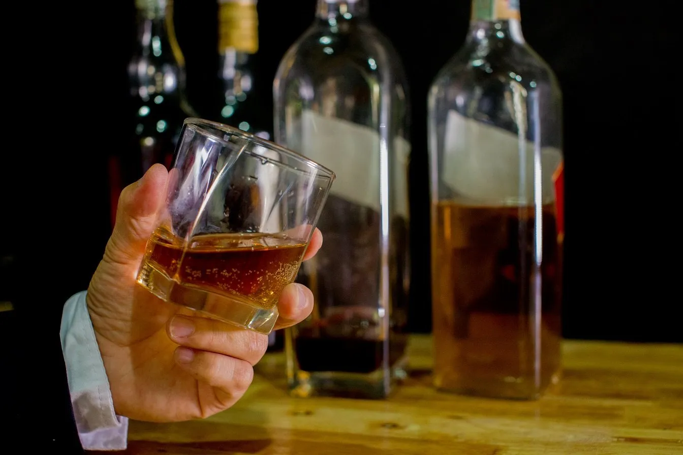 Amerikaans koppel ontdekt in de muren van hun huis 66 flessen whisky uit de tijd van de drooglegging