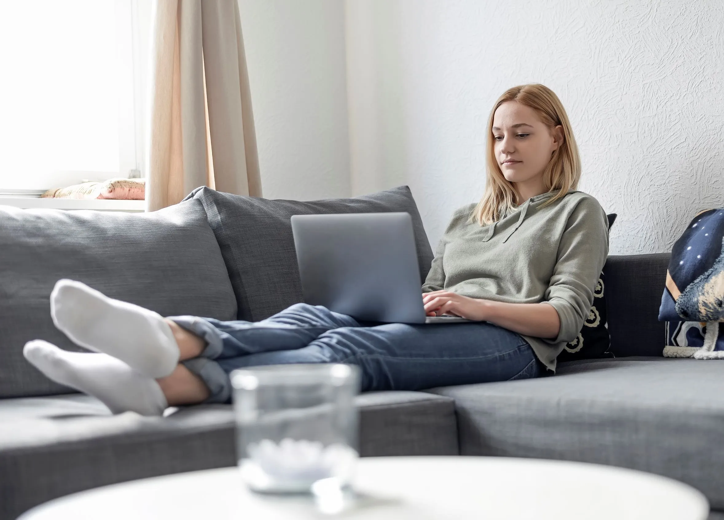 Een vijfde van thuiswerkende mannen laat laptop langer aan staan om baas voor de gek te houden