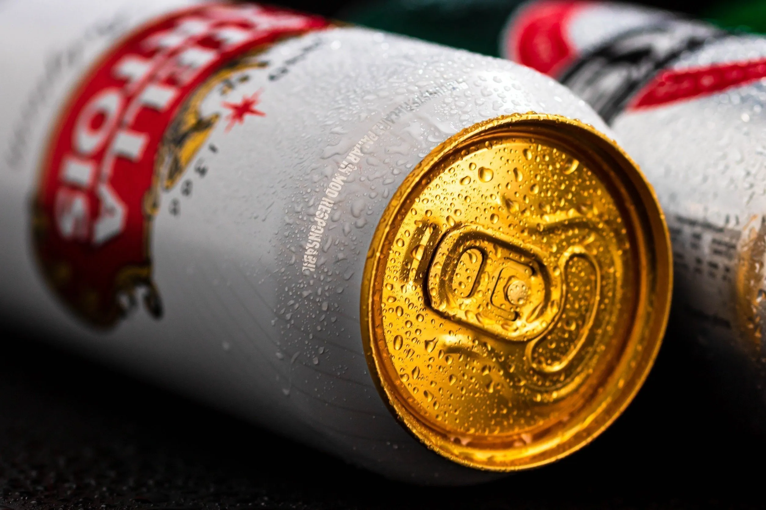 Maak binnen 2 minuten jouw blikje frisdrank of bier ijskoud met deze truc!