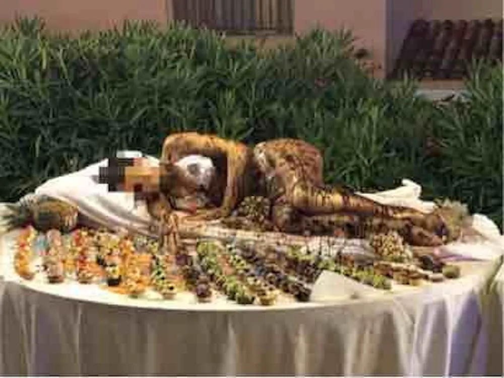 Italiaans hotel legt vrouw in chocoladesaus tussen de toetjes
