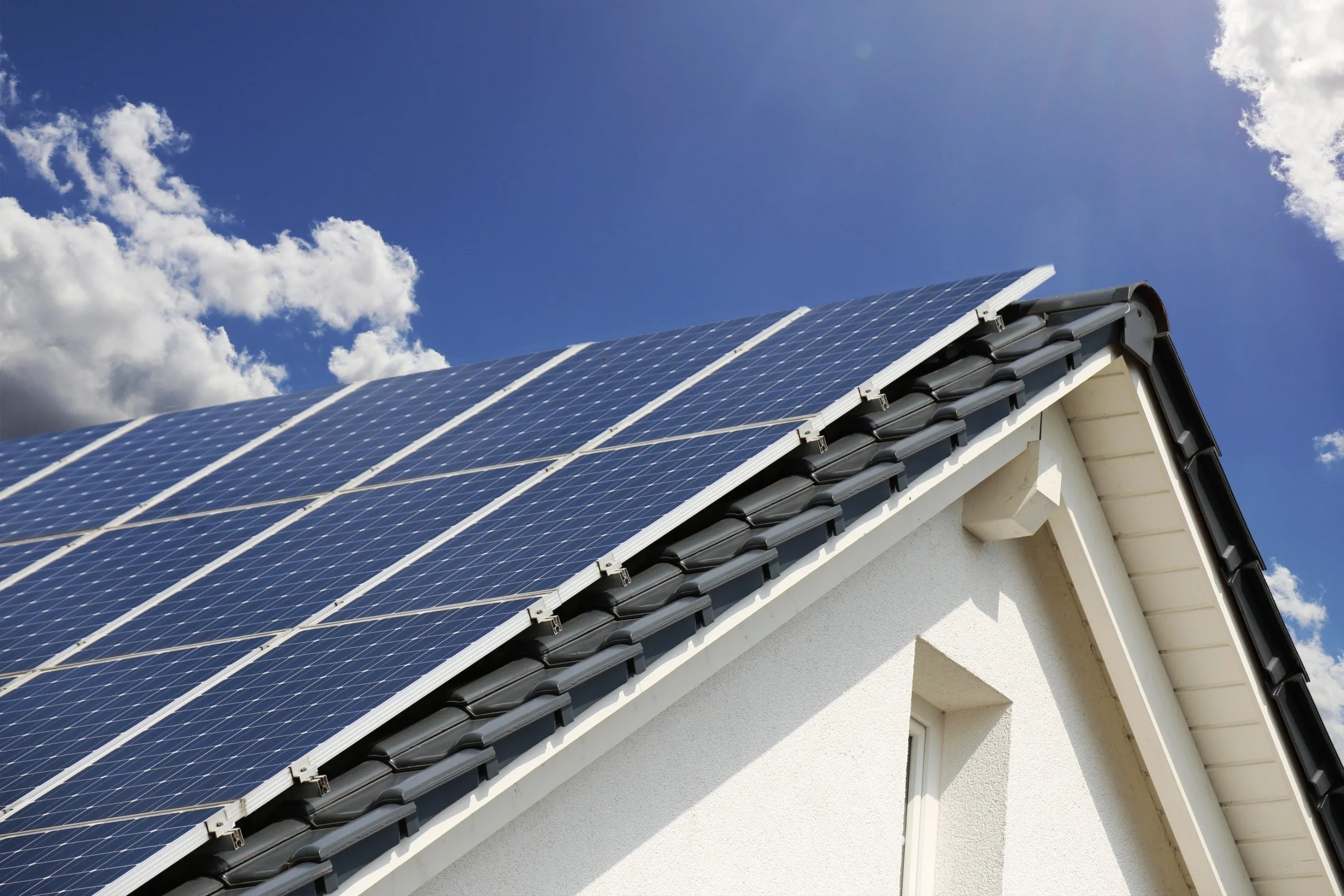 Slaat de bliksem sneller in op een dak met zonnepanelen?