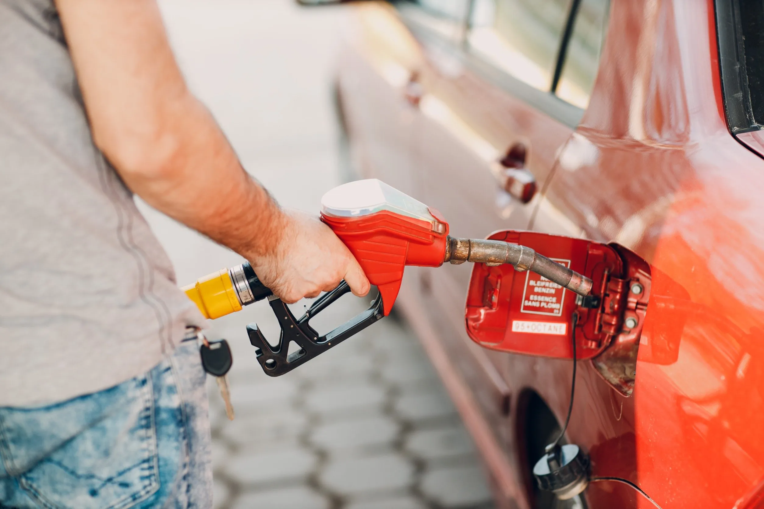 Waarom je je benzinetank niet tot het randje moet vullen