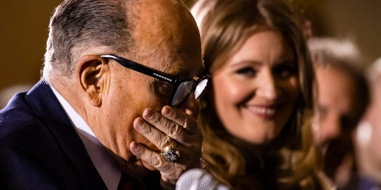 Rudy Giuliani laat twee luide scheten in het parlement