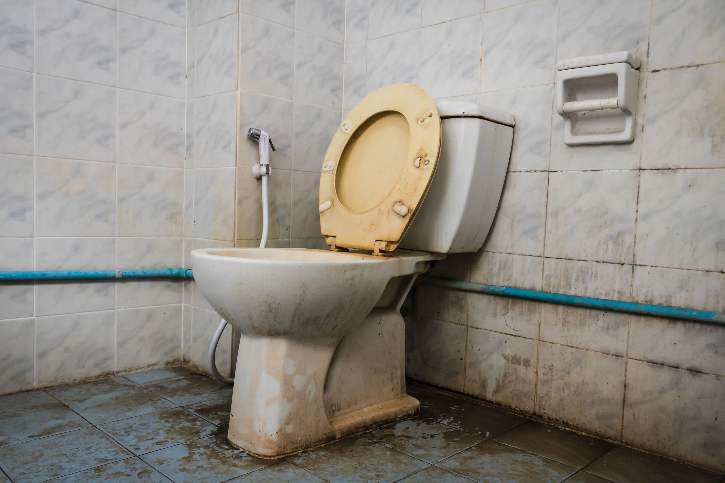 Deze 4 plekken in je badkamer vergeet je schoon te maken